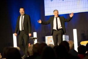 Adrian Engels und Markus Riedinger alias Onkel Fisch servieren Hoffnung in der Wallenhorster Gymnastikhalle. Foto: Gemeinde Wallenhorst / André Thöle