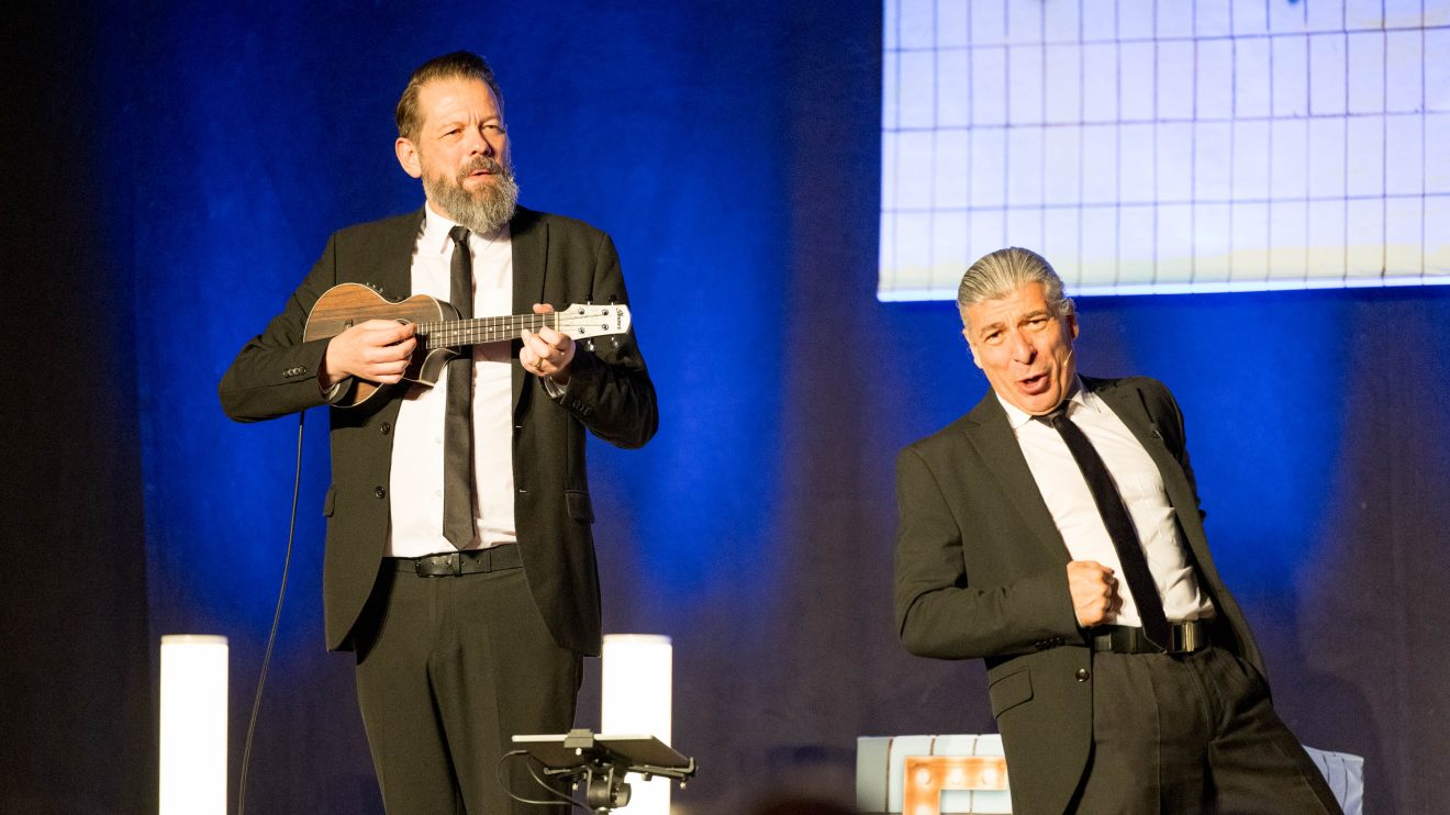 Adrian Engels und Markus Riedinger alias Onkel Fisch servieren Hoffnung in der Wallenhorster Gymnastikhalle. Foto: Gemeinde Wallenhorst / André Thöle
