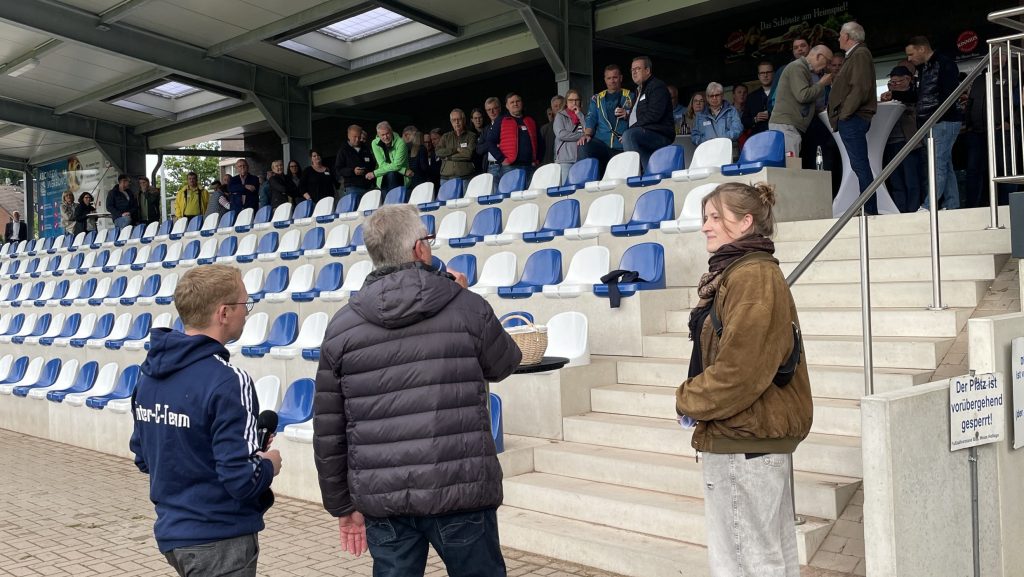 Sport und Wirtschaft unter einem (Tribünen-)Dach: Dämmerschoppen bei BW Hollage. Foto: Rene Sutthoff / „Wir für Wallenhorst“
