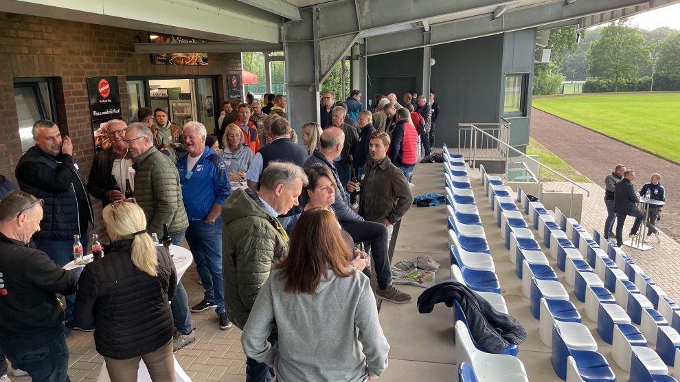 Sport und Wirtschaft unter einem (Tribünen-)Dach: Dämmerschoppen bei BW Hollage. Foto: Rene Sutthoff / „Wir für Wallenhorst“