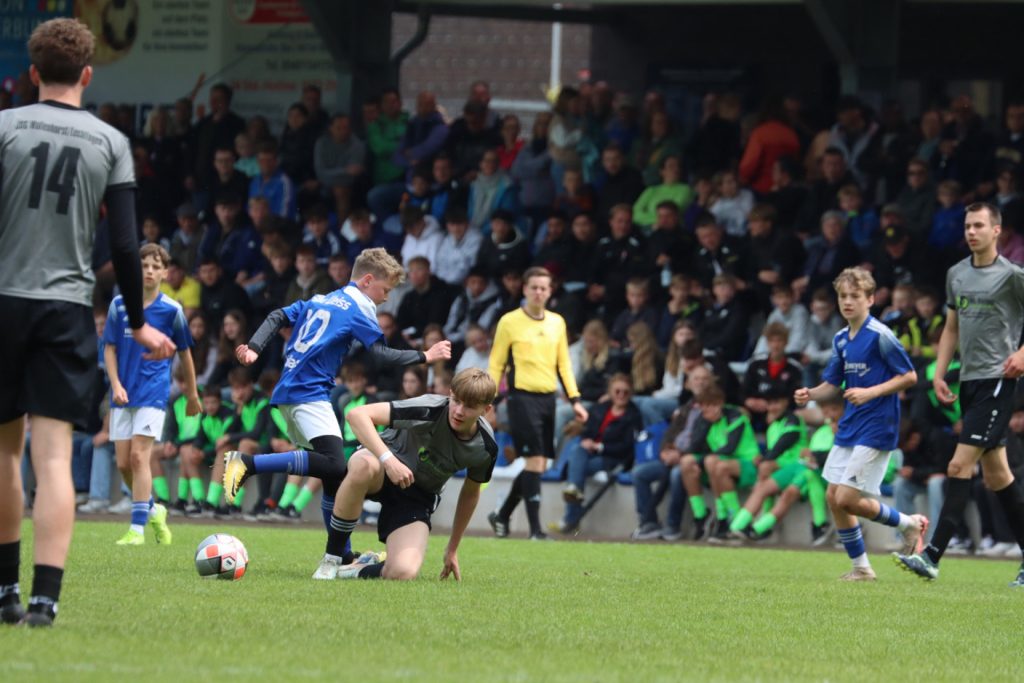 Blau-Weiss Hollage gegen die JSG Wallenhorst/Lechtingen bei der 39. Auflage des internationalen U15-Pfingstcups. Foto: Lars Portjanow