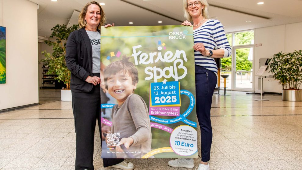 Sandra Holzmann und Christina Middendorp mit dem Osnabrücker Ferienspaß-Plakat. Foto: Gemeinde Wallenhorst / André Thöle