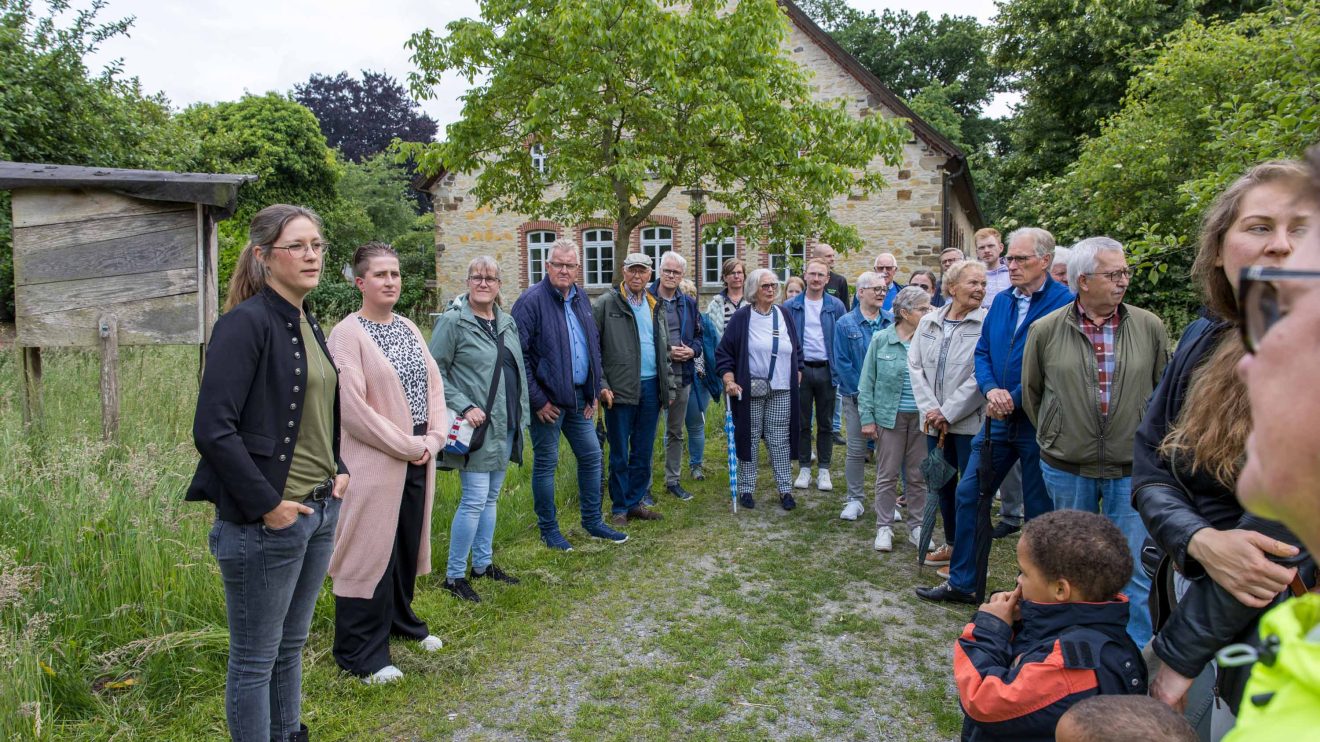 Isabella Markfort (links) führt die Gäste durch den Naturerlebnisraum an der Hofstelle Duling. Foto: Gemeinde Wallenhorst / André Thöle