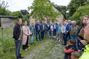 Isabella Markfort (links) führt die Gäste durch den Naturerlebnisraum an der Hofstelle Duling. Foto: Gemeinde Wallenhorst / André Thöle