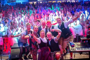 Die Münchener Band Take Five wird wie hier zuletzt 2023 das Hollager Festzelt rocken. Foto: Dominik Kluge