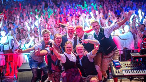 Die Münchener Band Take Five wird wie hier zuletzt 2023 das Hollager Festzelt rocken. Foto: Dominik Kluge