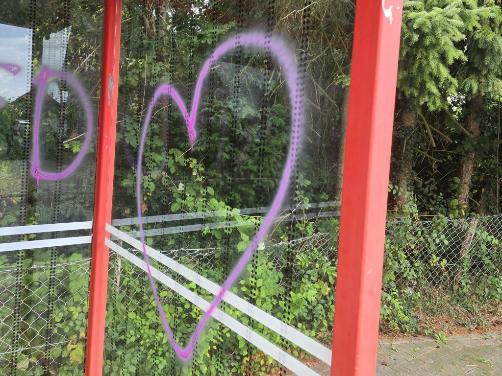 Was für eine Sauerei: Aktuelle Farbschmierereien an der Bushaltestelle Talstraße in Hollage-Ost. Foto: Gemeinde Wallenhorst