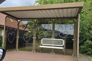 Was für eine Sauerei: Aktuelle Farbschmierereien an der Bushaltestelle Talstraße in Hollage-Ost. Foto: Gemeinde Wallenhorst