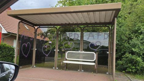 Was für eine Sauerei: Aktuelle Farbschmierereien an der Bushaltestelle Talstraße in Hollage-Ost. Foto: Gemeinde Wallenhorst