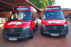 Die beiden Fahrzeuge des BürgerBus Wallenhorst-Wersen e.V., welche durch ehrenamtliche, engagierte Fahrerinnen und Fahrer bedient werden. Foto: Marion Müssen