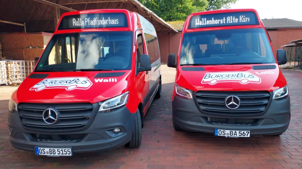 Die beiden Fahrzeuge des BürgerBus Wallenhorst-Wersen e.V., welche durch ehrenamtliche, engagierte Fahrerinnen und Fahrer bedient werden. Foto: Marion Müssen