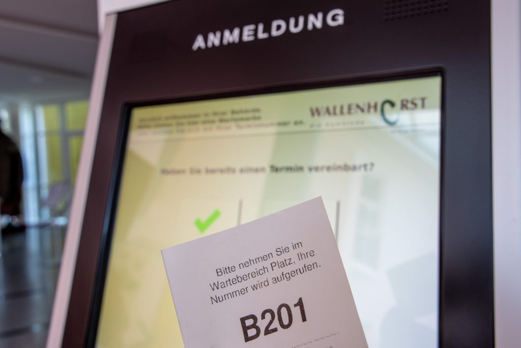 Wer im Bürgerbüro oder der Kfz-Zulassung vorsprechen möchte, meldet sich am Terminal im Rathausfoyer an und wartet dann auf seinen Aufruf. Foto: Gemeinde Wallenhorst