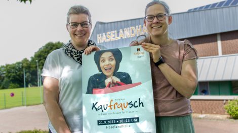 Martina Unland (links) und Janina Bode mit dem Plakat für den nächsten „Kaufrausch“ am 21. September. Foto: André Thöle