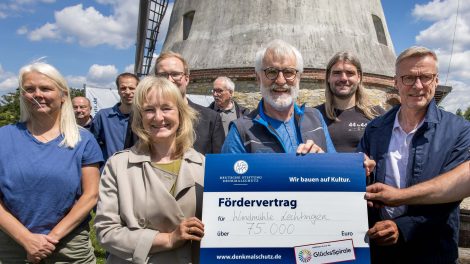 Heike Knöpke überreicht einen symbolischen Fördervertrag über 75.000 Euro an Franz-Josef Albers (Windmühle Lechtingen e.V.) und Bürgermeister Otto Steinkamp. Foto: Gemeinde Wallenhorst