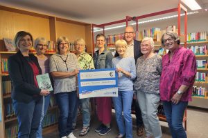 Freut sich über die Spende von 1000 Euro: Das Team der Andreas-Bücherei mit Leiterin Mirjam Hune (5. von links) und dem stellvertretenden Wallenhorster Bürgermeister Rüdiger Mittmann. Foto: Andreasgemeinde Wallenhorst / Julian Möller