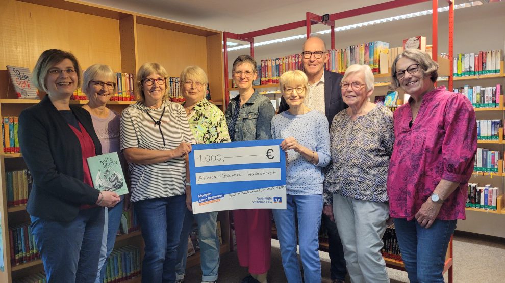 Freut sich über die Spende von 1000 Euro: Das Team der Andreas-Bücherei mit Leiterin Mirjam Hune (5. von links) und dem stellvertretenden Wallenhorster Bürgermeister Rüdiger Mittmann. Foto: Andreasgemeinde Wallenhorst / Julian Möller