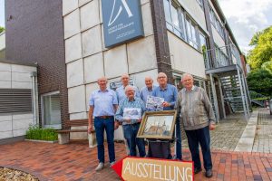 Die ehrenamtliche Archivgruppe lädt am Pfarrfest-Sonntag zur Kunstausstellung ein. Foto: Gemeinde Wallenhorst