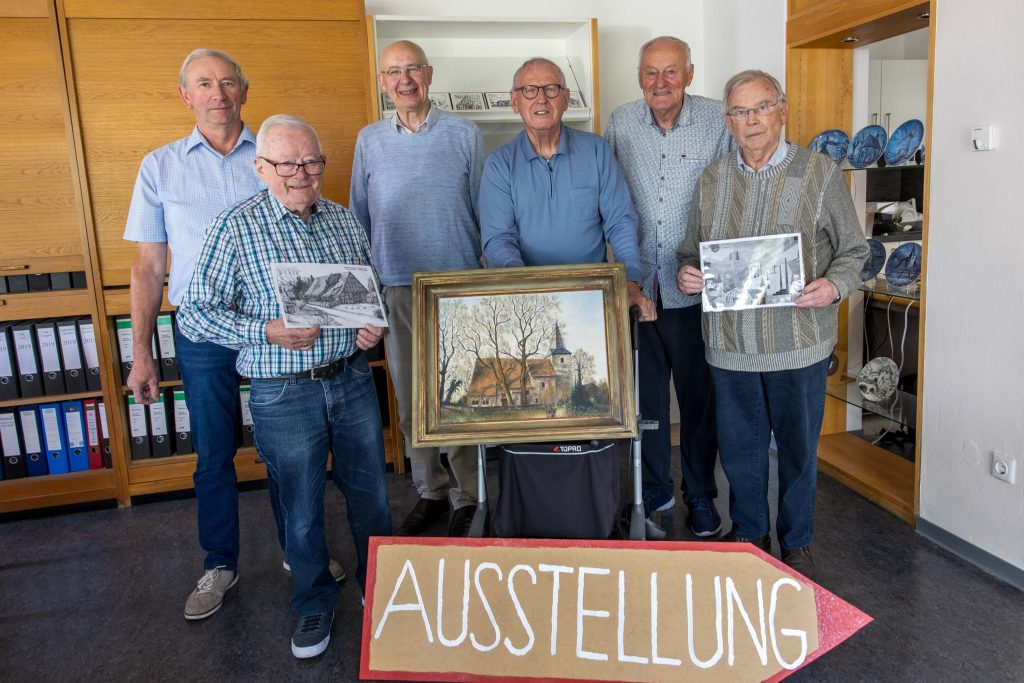 Präsentieren in der Ausstellung rund 100 Zeichnungen und Gemälde: Reinhard Büter, Bernhard Langemeyer, Johannes Hawighorst, Josef Torbecke, Clemens Gohmann und Heinz Hörnschemeyer (von links). Foto: Gemeinde Wallenhorst