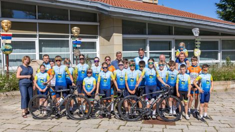 Gruppenfoto mit Bürgermeister Otto Steinkamp (Mitte) vor dem Rathaus. Foto: Gemeinde Wallenhorst