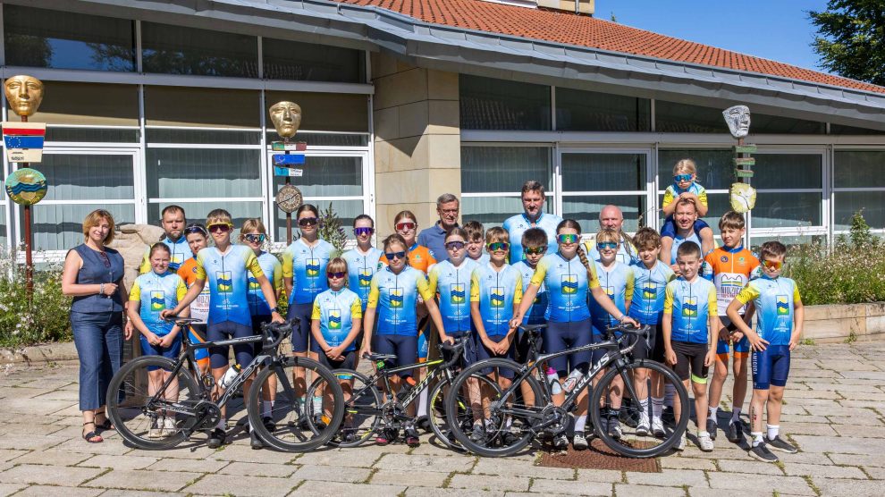 Gruppenfoto mit Bürgermeister Otto Steinkamp (Mitte) vor dem Rathaus. Foto: Gemeinde Wallenhorst
