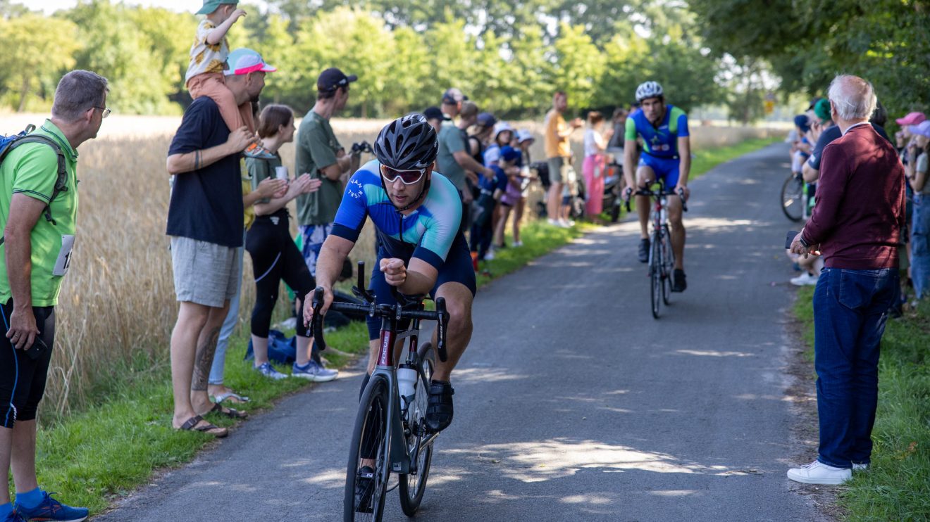 Radfahrer beim Kanal-Cup.