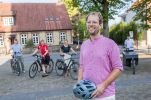 Wallenhorsts Klimaschutzmanager Stefan Brune lädt zum Stadtradeln ein und freut sich auf zahlreiche Teilnehmerinnen und Teilnehmer. Foto: Gemeinde Wallenhorst