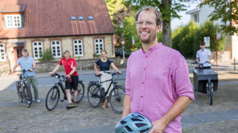 Wallenhorsts Klimaschutzmanager Stefan Brune lädt zum Stadtradeln ein und freut sich auf zahlreiche Teilnehmerinnen und Teilnehmer. Foto: Gemeinde Wallenhorst