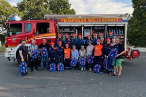 Der Marketingverein „Wir für Wallenhorst“, Karls Scheune und der Förderverein der Freiwilligen Feuerwehr Wallenhorst übergeben den Erlös des Osterfeuers an die Jugendfeuerwehr Wallenhorst. Foto: J. Berelsmann