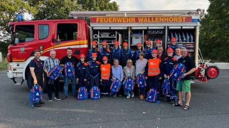 Der Marketingverein „Wir für Wallenhorst“, Karls Scheune und der Förderverein der Freiwilligen Feuerwehr Wallenhorst übergeben den Erlös des Osterfeuers an die Jugendfeuerwehr Wallenhorst. Foto: J. Berelsmann