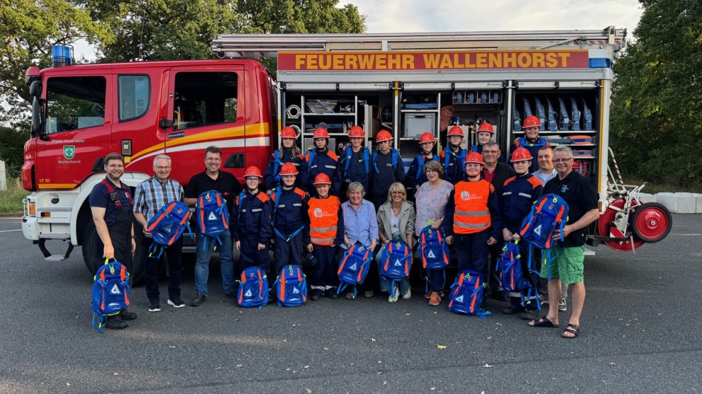 Der Marketingverein „Wir für Wallenhorst“, Karls Scheune und der Förderverein der Freiwilligen Feuerwehr Wallenhorst übergeben den Erlös des Osterfeuers an die Jugendfeuerwehr Wallenhorst. Foto: J. Berelsmann