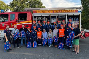 Der Marketingverein „Wir für Wallenhorst“, Karls Scheune und der Förderverein der Freiwilligen Feuerwehr Wallenhorst übergeben den Erlös des Osterfeuers an die Jugendfeuerwehr Wallenhorst. Foto: J. Berelsmann