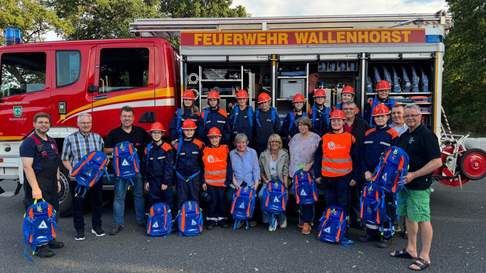 Der Marketingverein „Wir für Wallenhorst“, Karls Scheune und der Förderverein der Freiwilligen Feuerwehr Wallenhorst übergeben den Erlös des Osterfeuers an die Jugendfeuerwehr Wallenhorst. Foto: J. Berelsmann