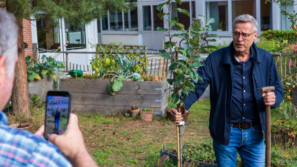 Bürgermeister Otto Steinkamp pflanzt im Rahmen der Social-Media-Challenge einen Apfelbaum im Schulgarten der Alexanderschule. Foto: Gemeinde Wallenhorst / André Thöle