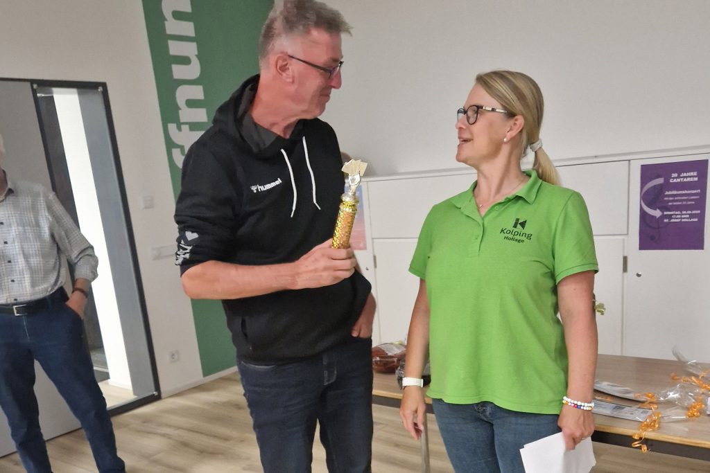 Steffi Kühl überreicht Ulrich Münstermann den „St. Josef Cup“. Foto: Kolpingsfamilie Hollage