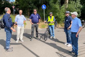 Gemeinsam mit Stefan Brune und Bürgermeister Otto Steinkamp begutachten die Jurymitglieder die Radverkehrssituation in Wallenhorst. Foto: Gemeinde Wallenhorst / Claudia Broxtermann