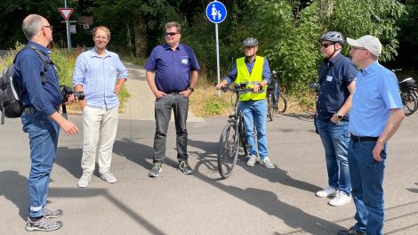 Gemeinsam mit Stefan Brune und Bürgermeister Otto Steinkamp begutachten die Jurymitglieder die Radverkehrssituation in Wallenhorst. Foto: Gemeinde Wallenhorst / Claudia Broxtermann
