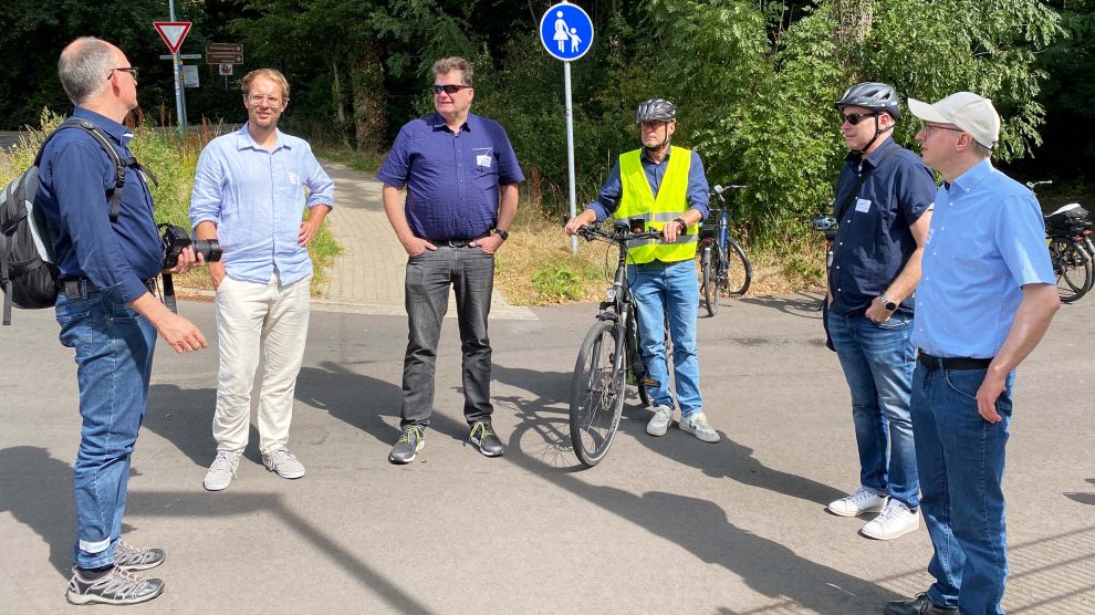 Gemeinsam mit Stefan Brune und Bürgermeister Otto Steinkamp begutachten die Jurymitglieder die Radverkehrssituation in Wallenhorst. Foto: Gemeinde Wallenhorst / Claudia Broxtermann