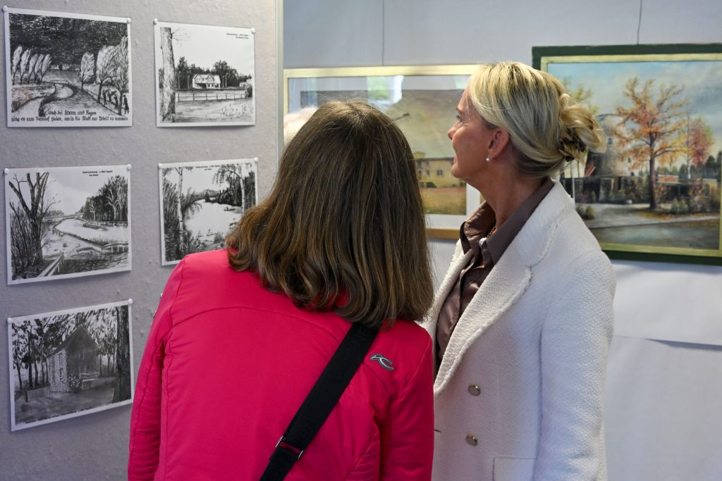Zu sehen sind in der Ausstellung auch rund 80 Zeichnungen. Foto: Claus Riepe