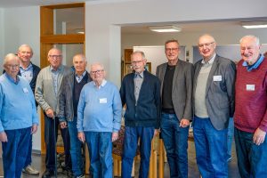Mitglieder der Archivgruppe mit den Künstlern Peter Schölzel (4. von links) und Hans Riepe (4. von rechts) sowie Bürgermeister Otto Steinkamp (3. von rechts) bei der Ausstellungseröffnung. Foto: Claus Riepe