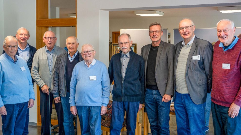 Mitglieder der Archivgruppe mit den Künstlern Peter Schölzel (4. von links) und Hans Riepe (4. von rechts) sowie Bürgermeister Otto Steinkamp (3. von rechts) bei der Ausstellungseröffnung. Foto: Claus Riepe
