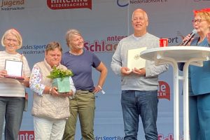 Gerhard Lorenz, Vorstand des Vereins, nahm die Ehrung der Sportplakette des Bundespräsidenten gemeinsam mit Anja Krone, Marlies Stockmeyer und Marion Hune von Innenministerin Daniela Behrens entgegen. Foto: TSV Wallenhorst