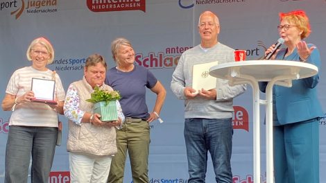 Gerhard Lorenz, Vorstand des Vereins, nahm die Ehrung der Sportplakette des Bundespräsidenten gemeinsam mit Anja Krone, Marlies Stockmeyer und Marion Hune von Innenministerin Daniela Behrens entgegen. Foto: TSV Wallenhorst