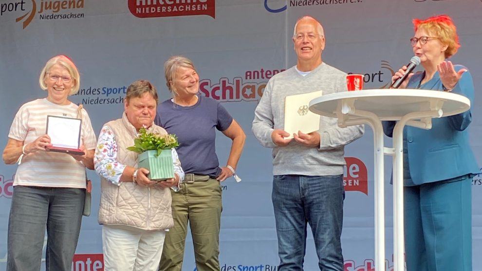 Gerhard Lorenz, Vorstand des Vereins, nahm die Ehrung der Sportplakette des Bundespräsidenten gemeinsam mit Anja Krone, Marlies Stockmeyer und Marion Hune von Innenministerin Daniela Behrens entgegen. Foto: TSV Wallenhorst