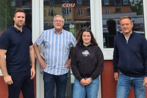 Marius Meyer, Ansgar Deters, Lina Schomborg und Andre Budke vor der CDU Geschäftsstelle in Wallenhorst. Foto: CDU Wallenhorst