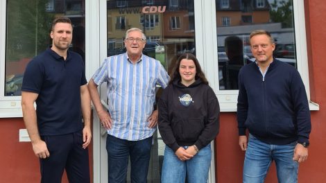 Marius Meyer, Ansgar Deters, Lina Schomborg und Andre Budke vor der CDU Geschäftsstelle in Wallenhorst. Foto: CDU Wallenhorst
