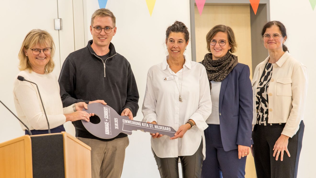Silke Hackmann und Christian Methner (von links) überreichen den Schlüssel an Tanja Trennhaus sowie Yvonne Stuckenberg und Esther Richter (Geschäftsführerinnen Katholischer Kirchengemeindeverband Kindertagesstätten Wallenhorst). Foto: André Thöle / Gemeinde Wallenhorst