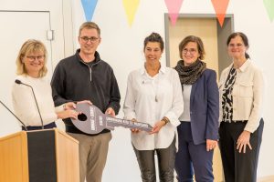 Silke Hackmann und Christian Methner (von links) überreichen den Schlüssel an Tanja Trennhaus sowie Yvonne Stuckenberg und Esther Richter (Geschäftsführerinnen Katholischer Kirchengemeindeverband Kindertagesstätten Wallenhorst). Foto: André Thöle / Gemeinde Wallenhorst