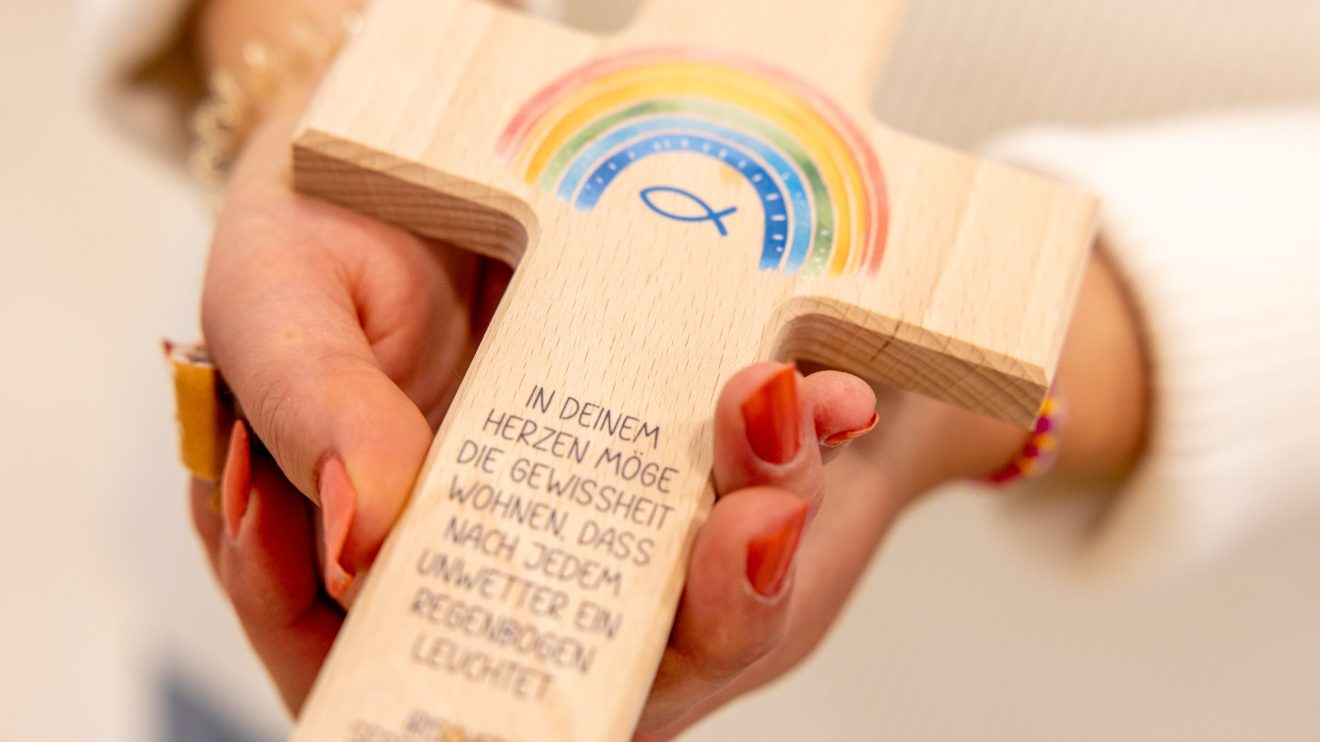 Eines der Kreuze für die Gruppenräume der Kita St. Hildegard. Foto: André Thöle / Gemeinde Wallenhorst