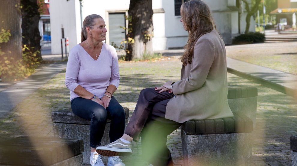 Leonie Winter (rechts) im Gespräch mit Sanne Röser. Foto: Gemeinde Wallenhorst / André Thöle