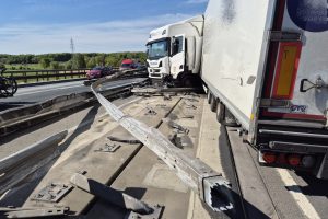 Schwerer Lkw-Unfall auf der A1 am Samstagvormittag zwischen Osnabrück-Nord (Wallenhorst) und Osnabrück-Hafen. Foto: H.W. md-foto